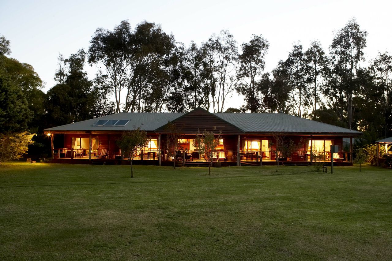 Lazy River Bed and Breakfast in Pinjarra Building at Twilight
